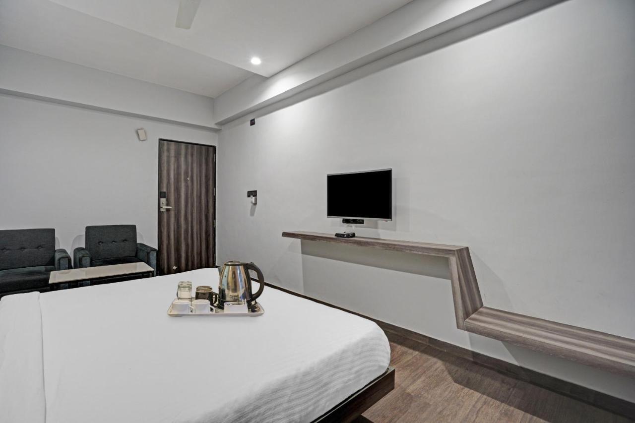 Super Oyo Townhouse 639 Hotel Citadel 2 Surat Esterno foto