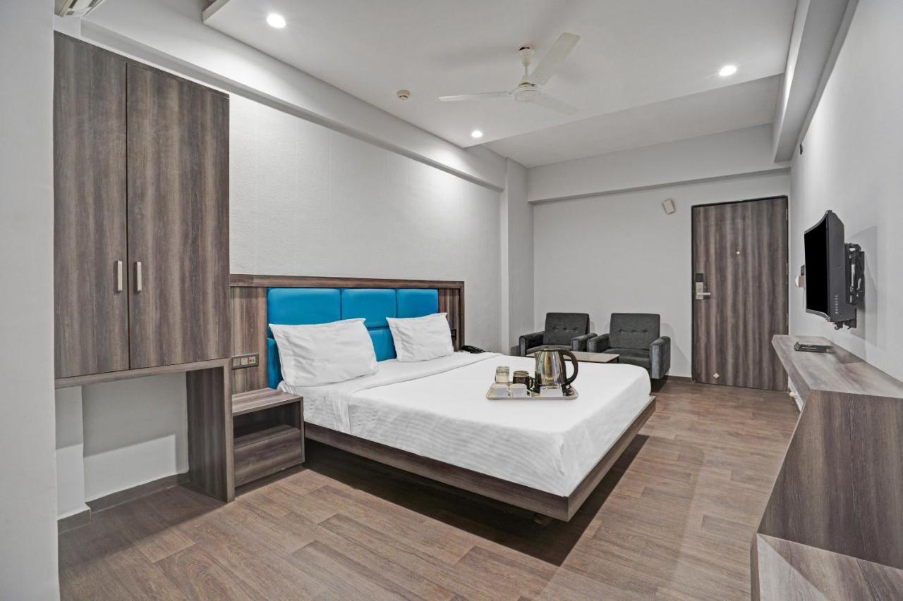 Super Oyo Townhouse 639 Hotel Citadel 2 Surat Esterno foto