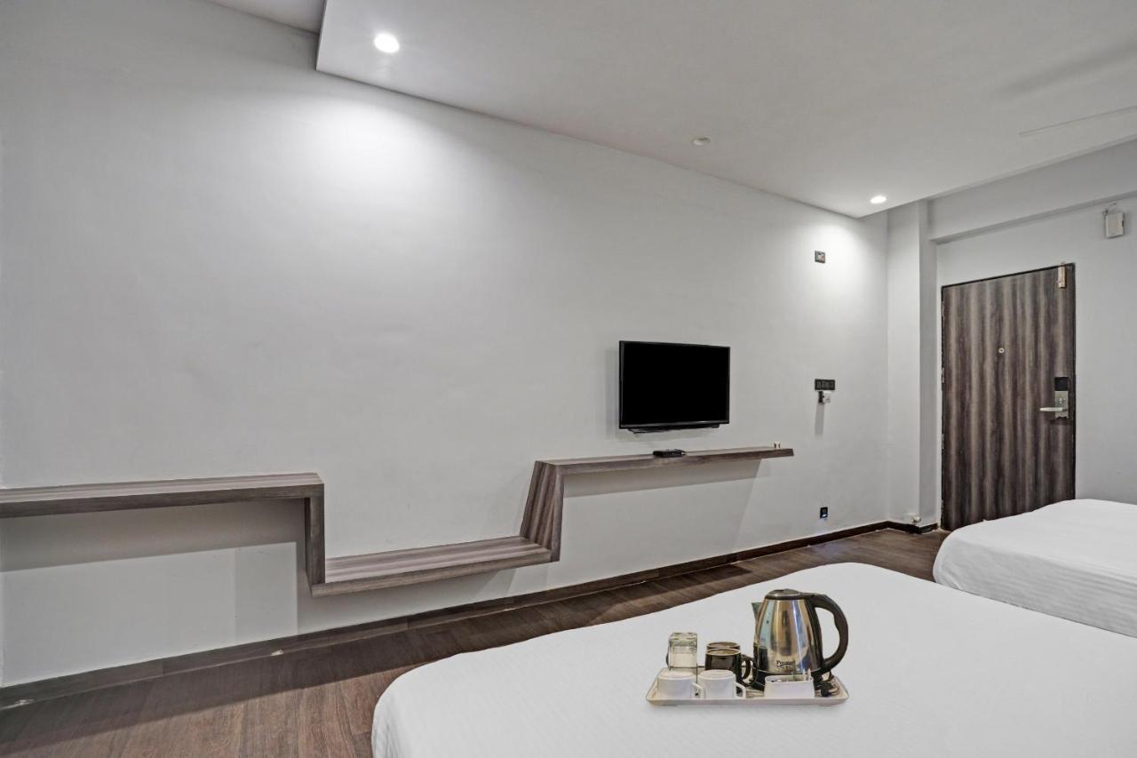 Super Oyo Townhouse 639 Hotel Citadel 2 Surat Esterno foto